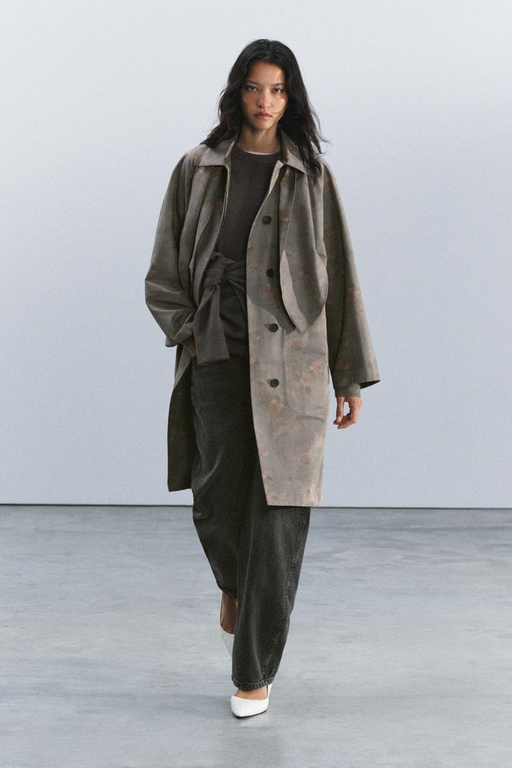 ZARA ТРЕНЧ С ЦВЕТОЧНЫМ ПЛАТКОМ — ZW COLLECTION, СЕРО-ЛИЛОВЫЙ