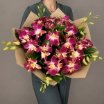 Букет из орхидей и роз «Пламенное сердце»