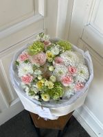 Букет из кустовых диантусов, хризантемы, кустовых пионовидных роз и маттиолы