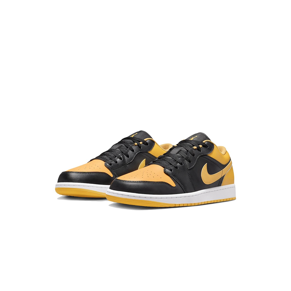 alt="Кроссовки Jordan 1 Low Yellow Ochre арт. 553558-072 с желтым носком и черными боковинами вид спереди"