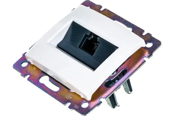 Розетка RJ45 Legrand Valena 5е белый 07512