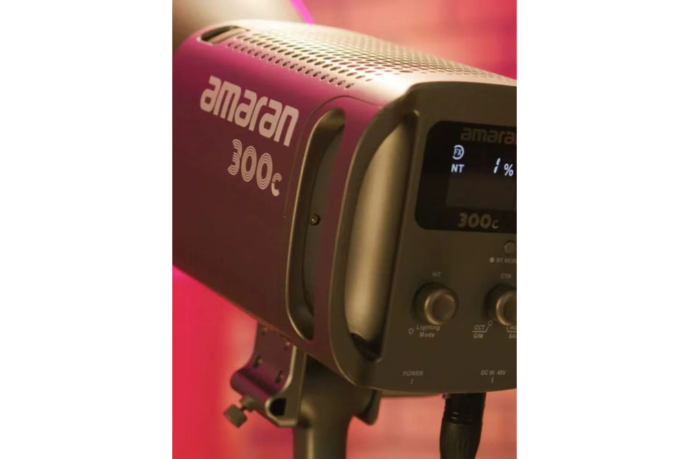 Светодиодный осветитель Aputure amaran 300c глубокий серый