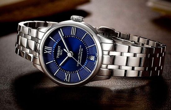 Tissot T099.207.11.048.00 женские часы Tissot Chemin Des Tourelles Powermatic 80 Lady на столе