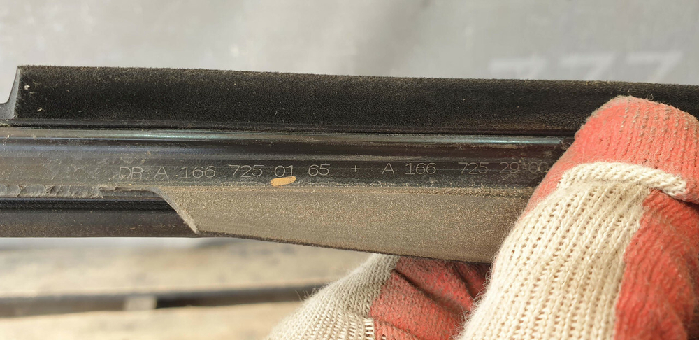 Молдинг двери передней левой GL GLS (X166)  Б/У Оригинал A1667250165