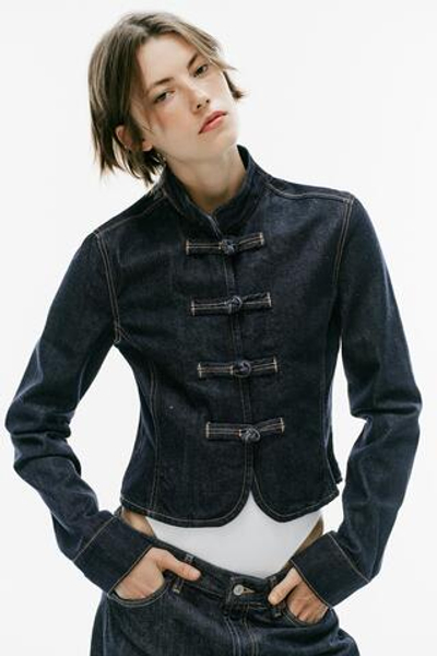 ПРИТАЛЕННАЯ ДЖИНСОВАЯ КУРТКА TRF С ЗАСТЕЖКОЙ НА ТЕСЬМУ — ZARA