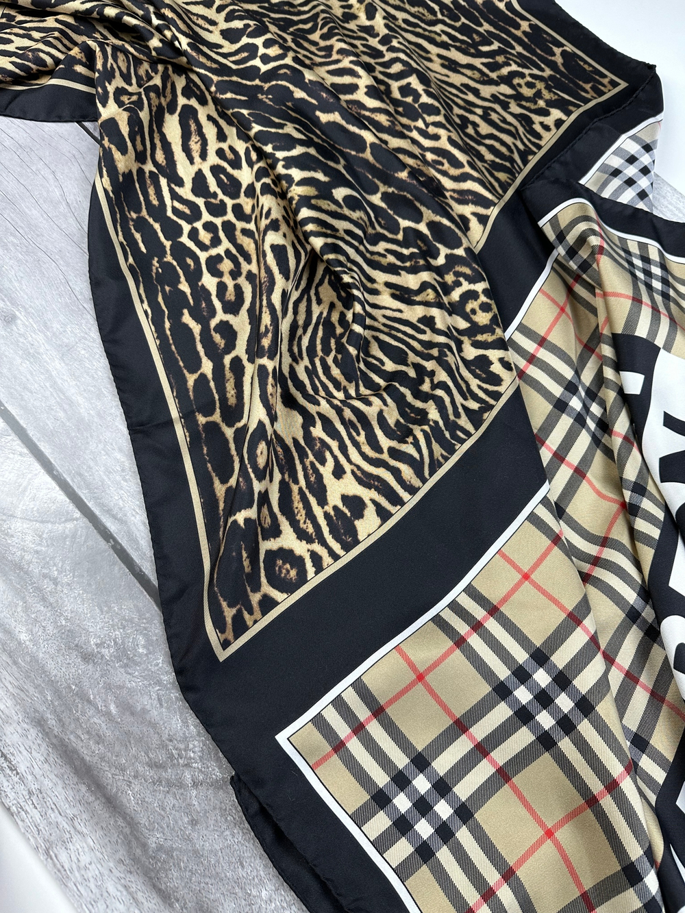 Шёлковый шарф Burberry, 210х70см, Классика/рептилии, песочный/черный/белый, подшит