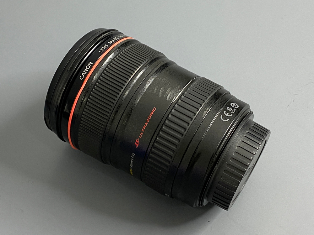 Canon 24-105mm 4L IS USM царапинки на линзе