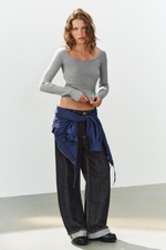 ФУТБОЛКА В РУБЧИК С ШИРОКИМ ВЫРЕЗОМ — ZARA