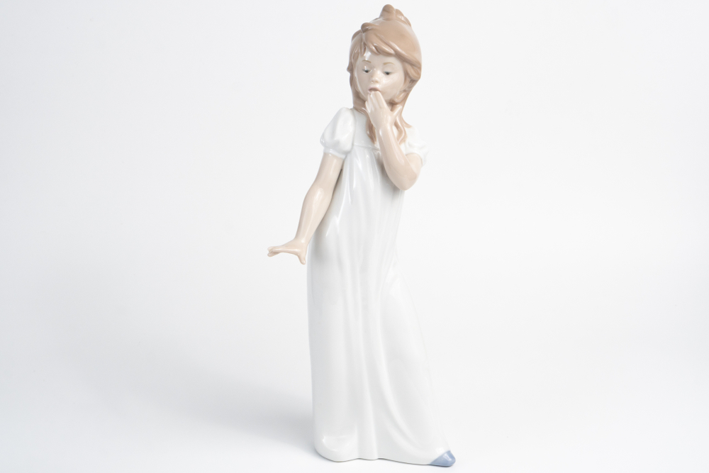 Статуэтка Lladro «Зевающая девочка»