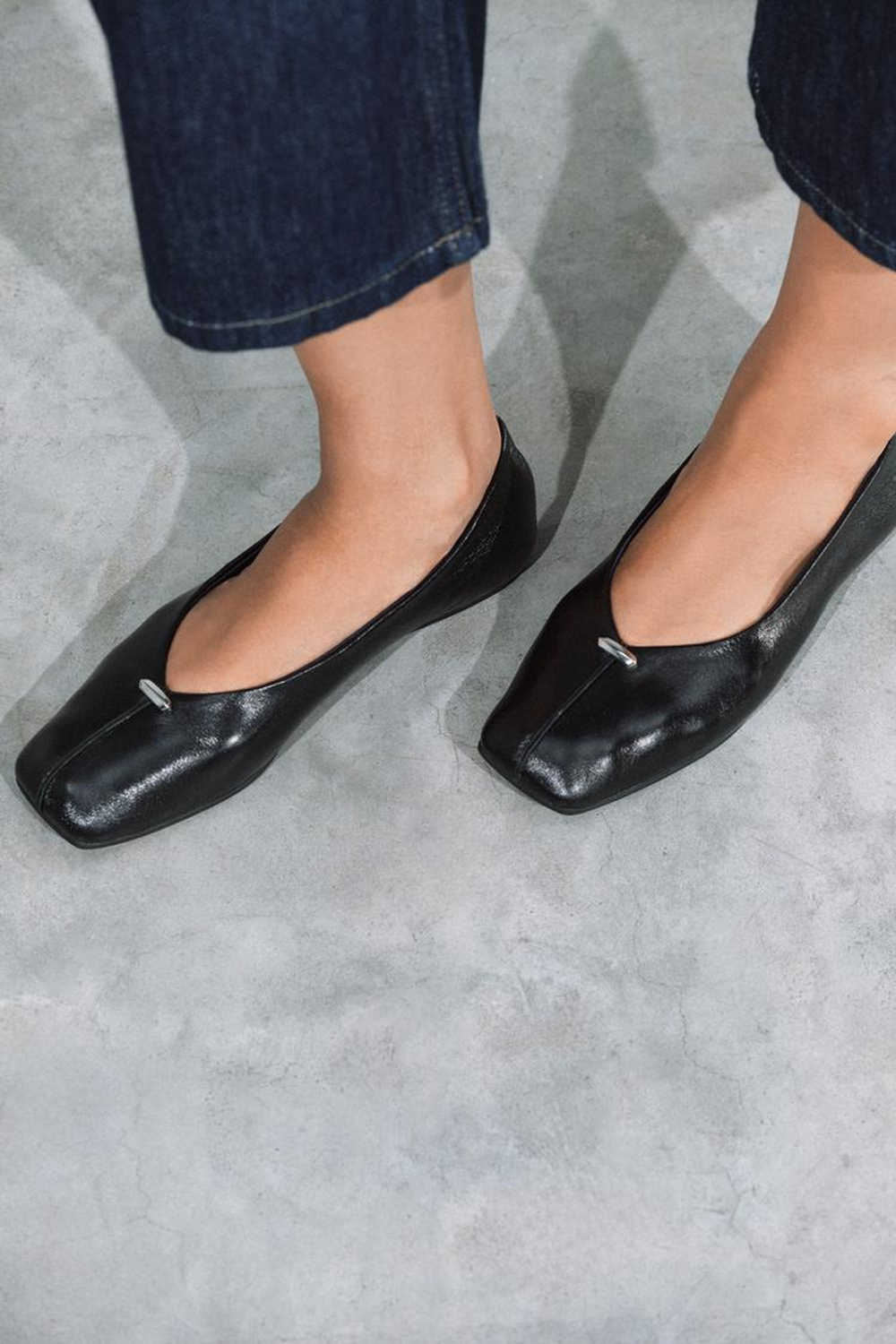ZARA КОЖАНЫЕ БАЛЕТКИ С МЕТАЛЛИЧЕСКОЙ ДЕТАЛЬЮ, ЧЕРНЫЙ