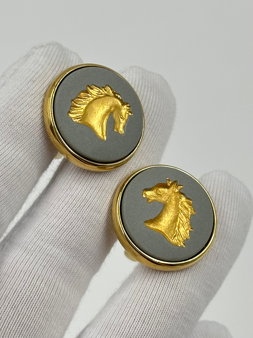 Запонки Wedgwood серые с лошадьми
