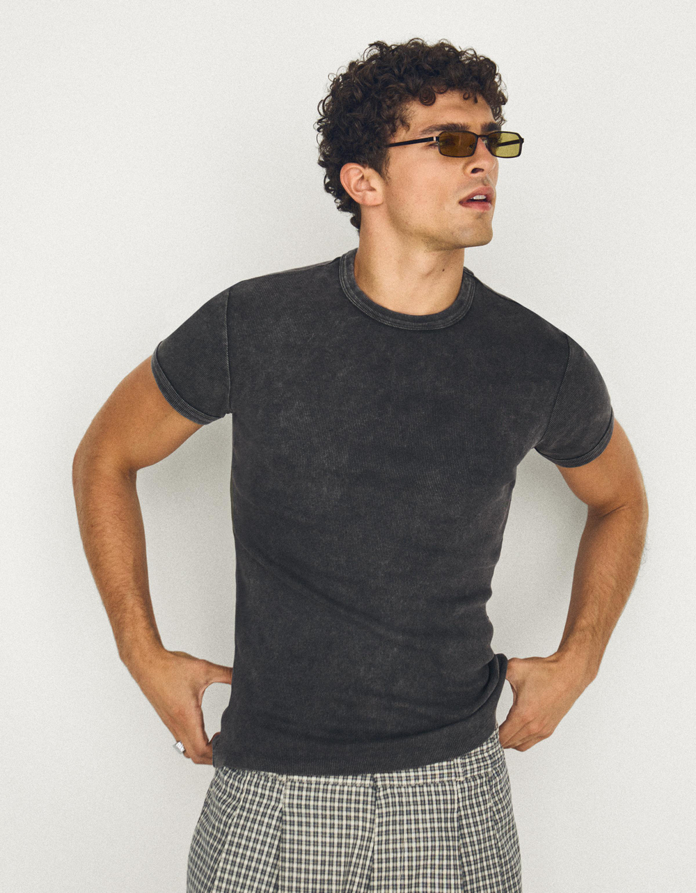 Мужская футболка slim fit в рубчик с коротким рукавом - BERSHKA