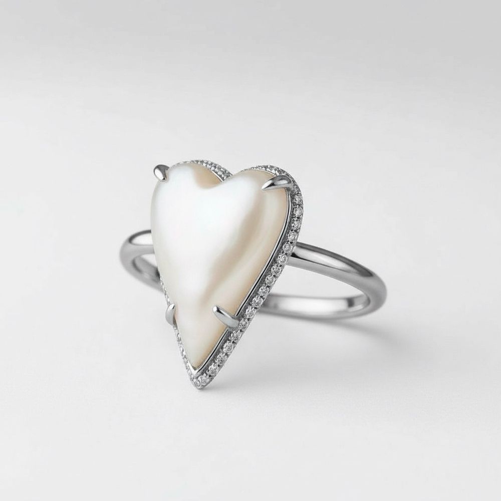 Кольцо Сердце крупное с перламутром и белыми топазами Кольцо Сердце крупное с перламутром и белыми топазами