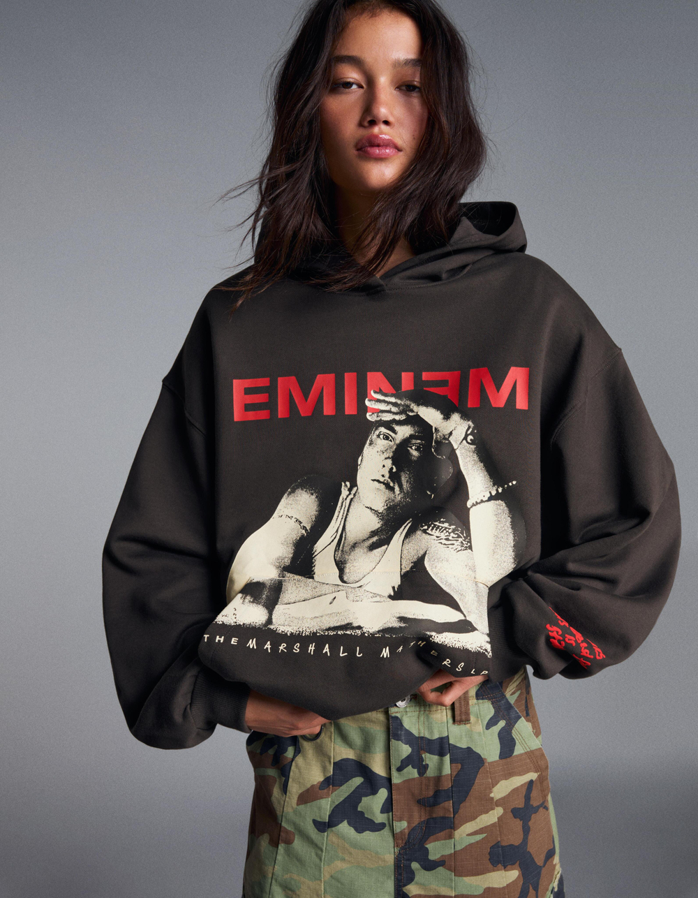 Женское худи EMINEM темно-серого цвета - BERSHKA