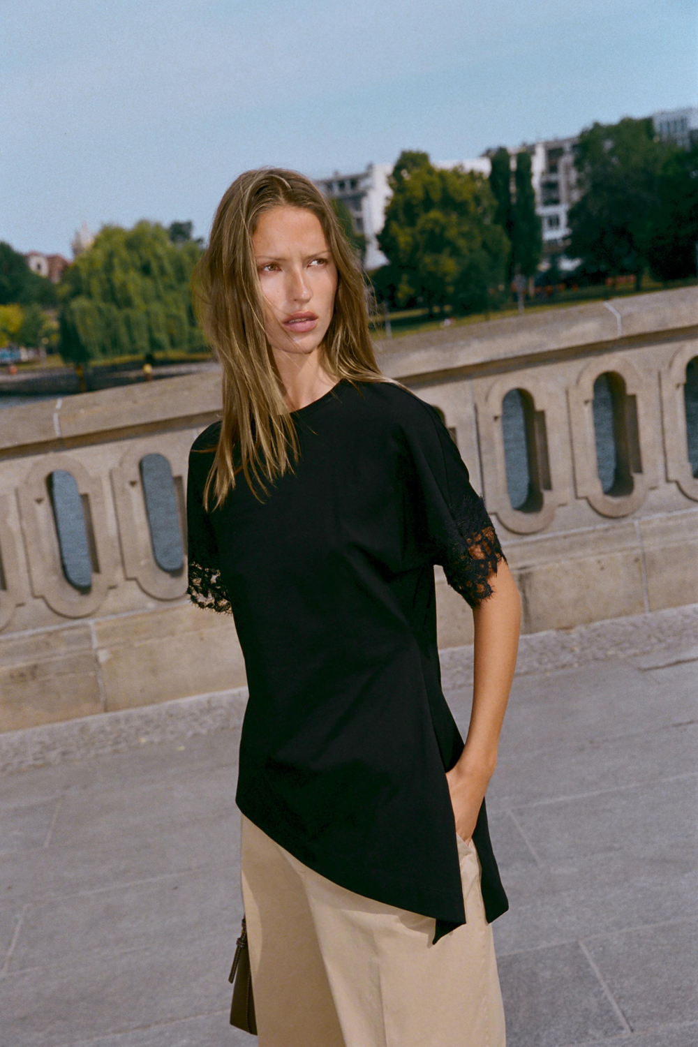 АСИММЕТРИЧНАЯ ФУТБОЛКА С КРУЖЕВОМ — ZARA