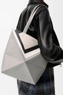 Loewe Средняя складная сумка-тоут Puzzle Fold из телячьей кожи наппа, серый