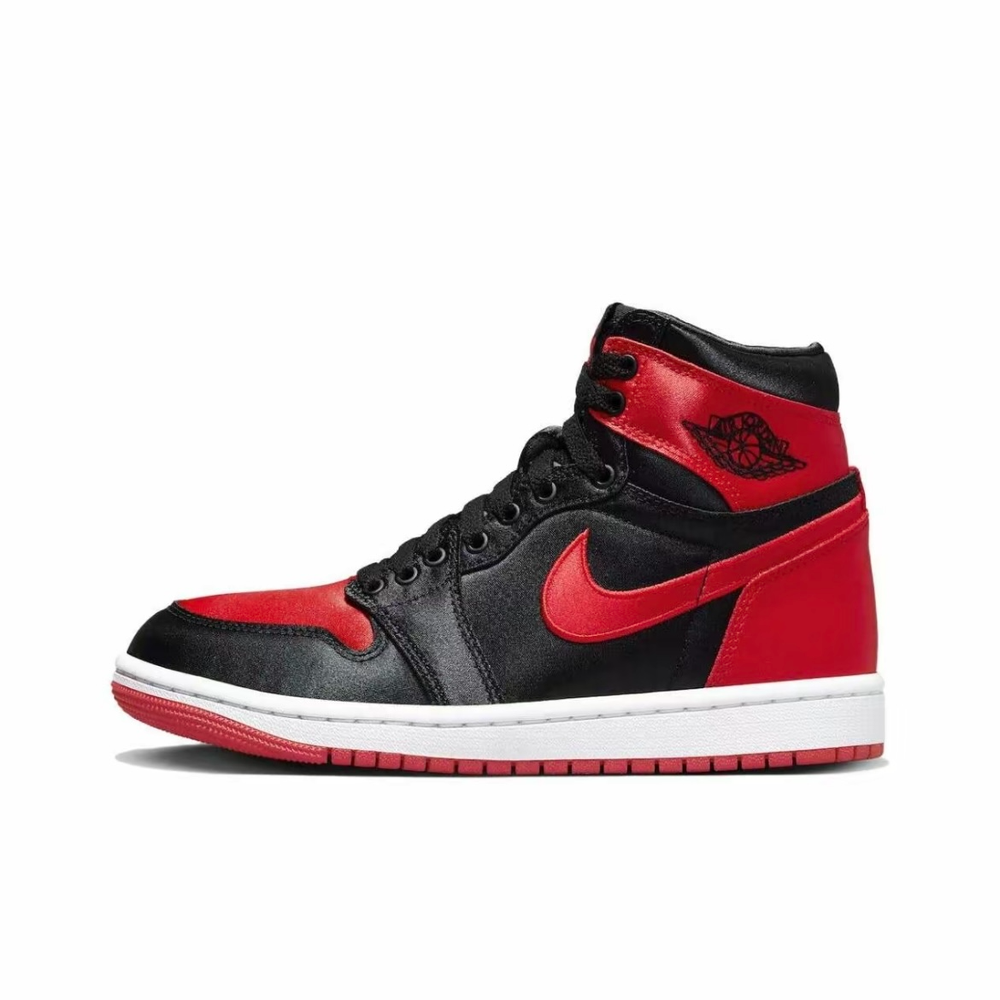 alt="Air Jordan 1 Retro High OG Satin Bred W 2023 FD4810-061 черный красный сатин вид сбоку на белом фоне"