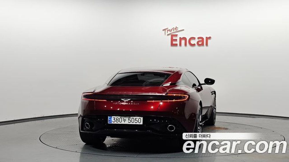 Aston Martin DB11 4.0 V8 — 2023