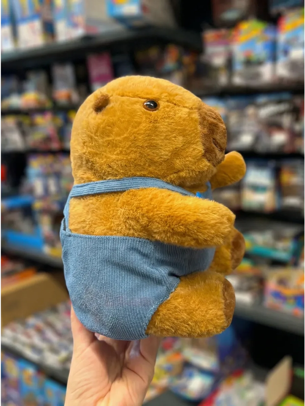 Мягкая игрушка Капибара в синих штанишках плюшевая Capibara