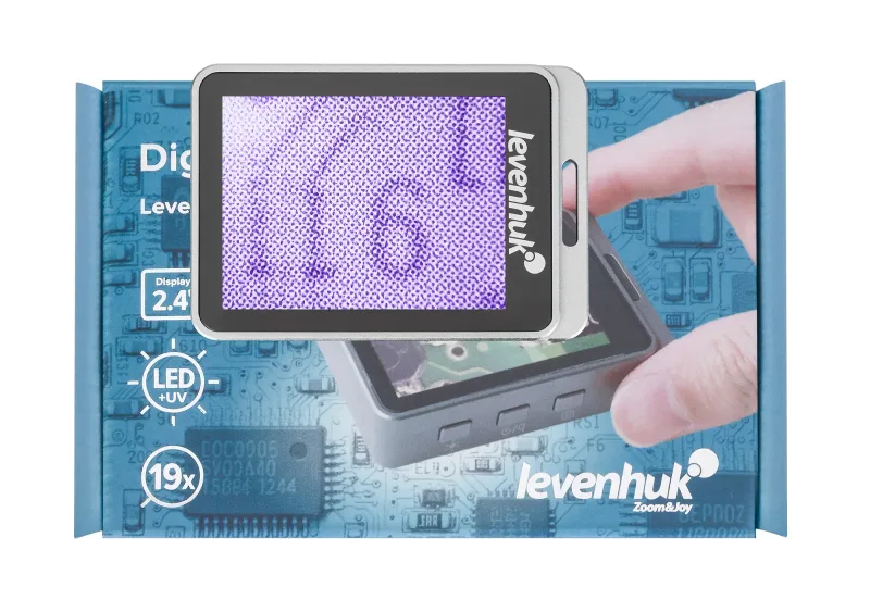 Лупа цифровая Levenhuk ERGO 20 на синем фоне с увеличенным дисплеем