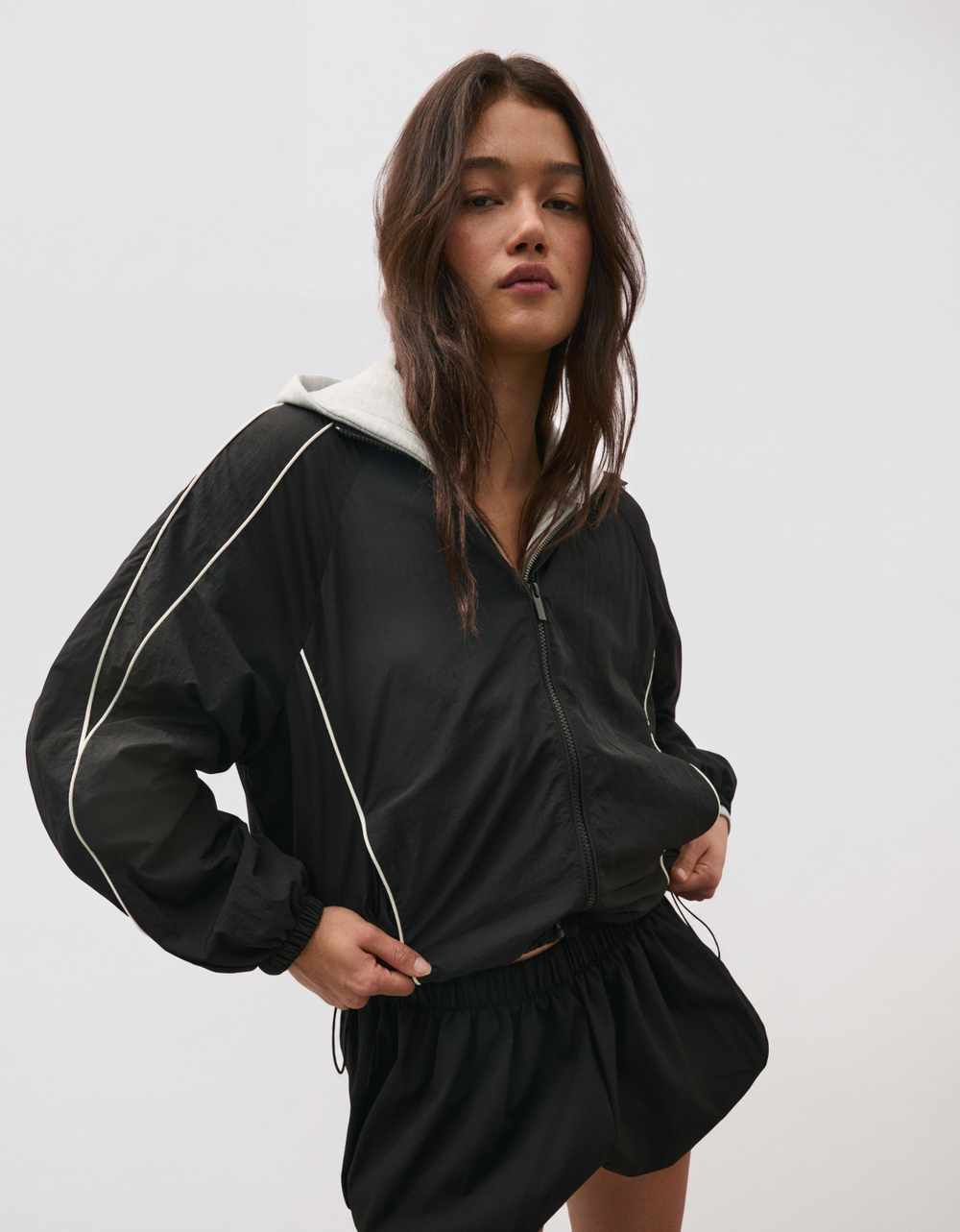 Женская легкая куртка с контрастной отделкой - BERSHKA