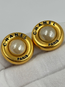 Клипсы с «жемчугом» Chanel