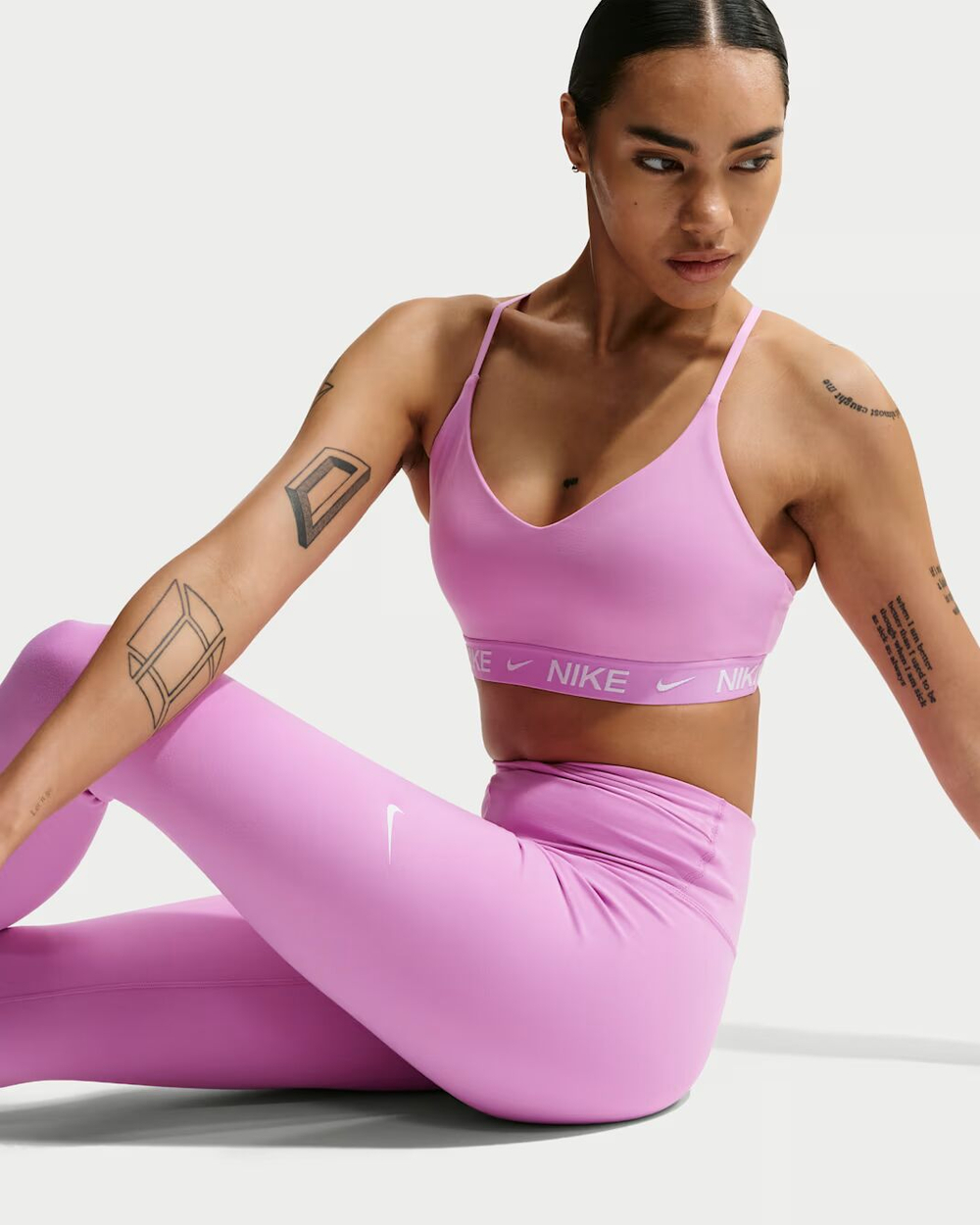 Nike Indy с легкой поддержкой Женский спортивный бюстгальтер с вставками и регулируемыми бретелями - NIKE