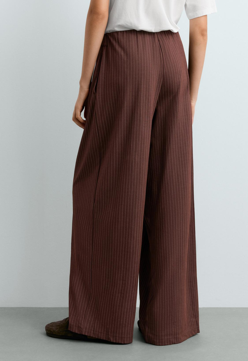 OYSHO Широкие брюки crop пике в тонкую полоску, шоколадный