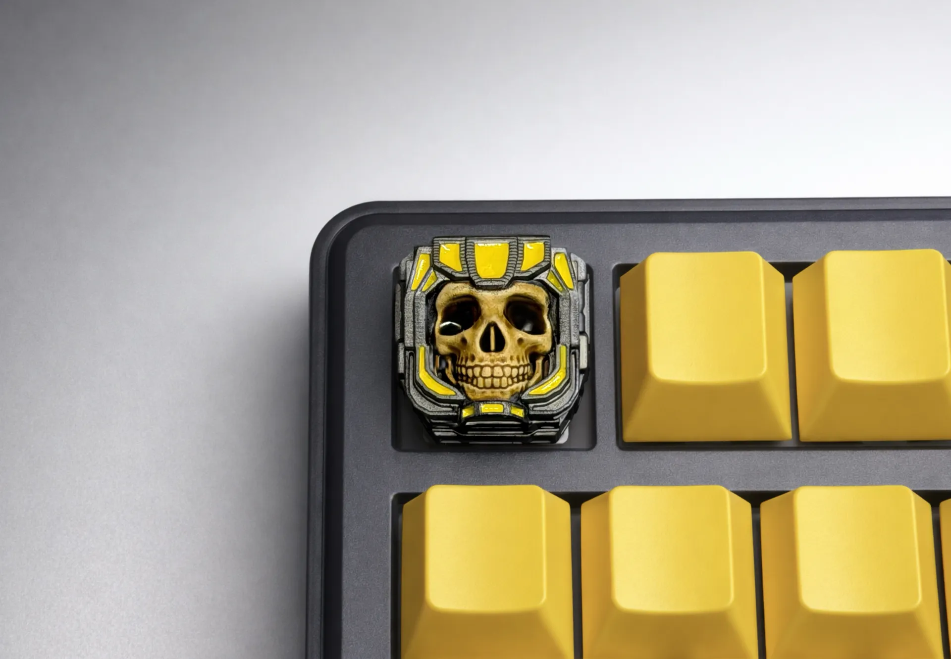 Клавиша XIIX «Deadspace Yellow», фото на клавиатуре - ракурс 2