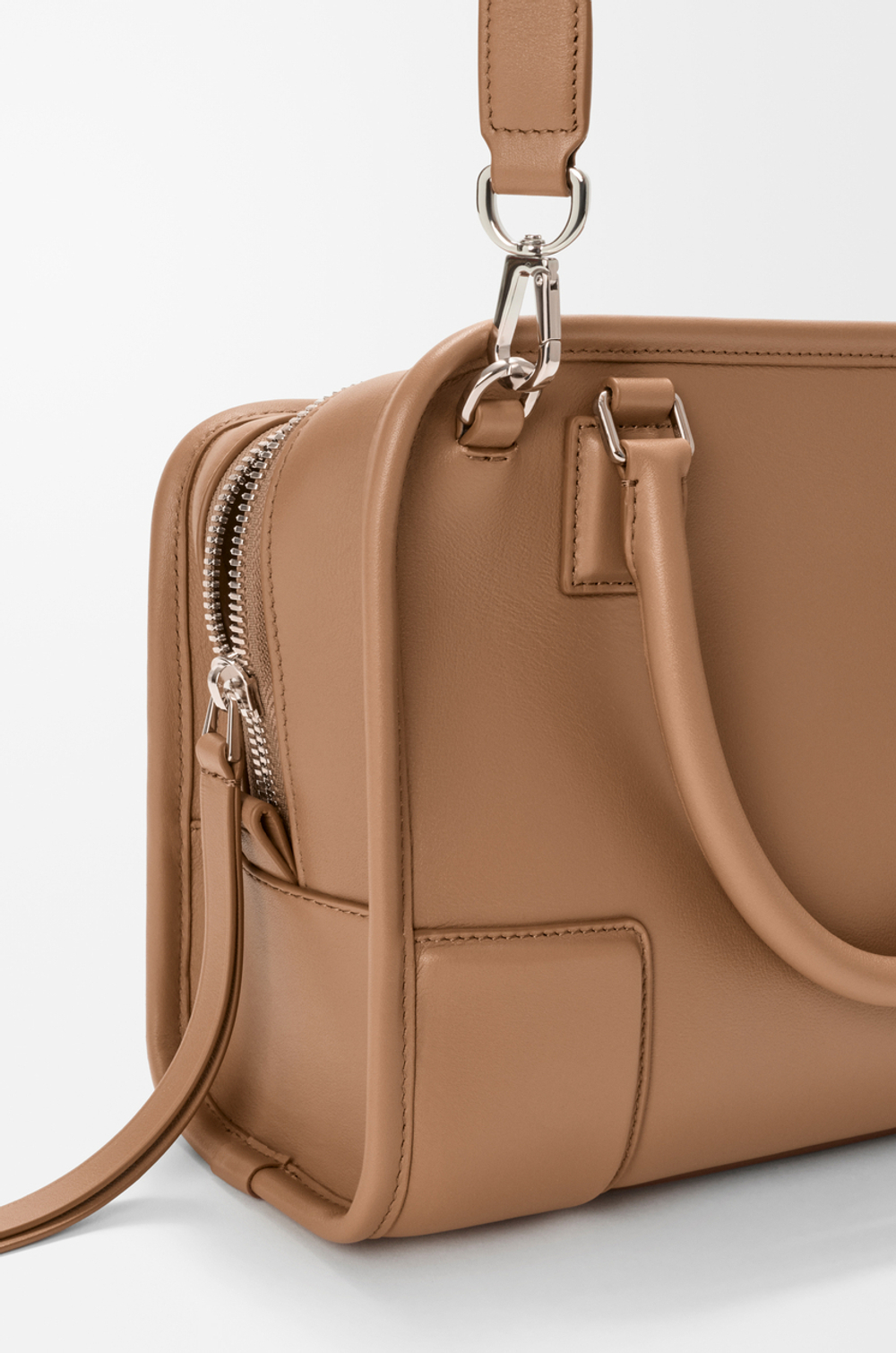 Loewe Маленькая сумка Amazona 180 из мягкой телячьей кожи, мокко