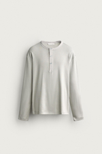 ФУТБОЛКА RELAXED FIT С ВОРОТНИКОМ НА ПУГОВИЦАХ — ZARA