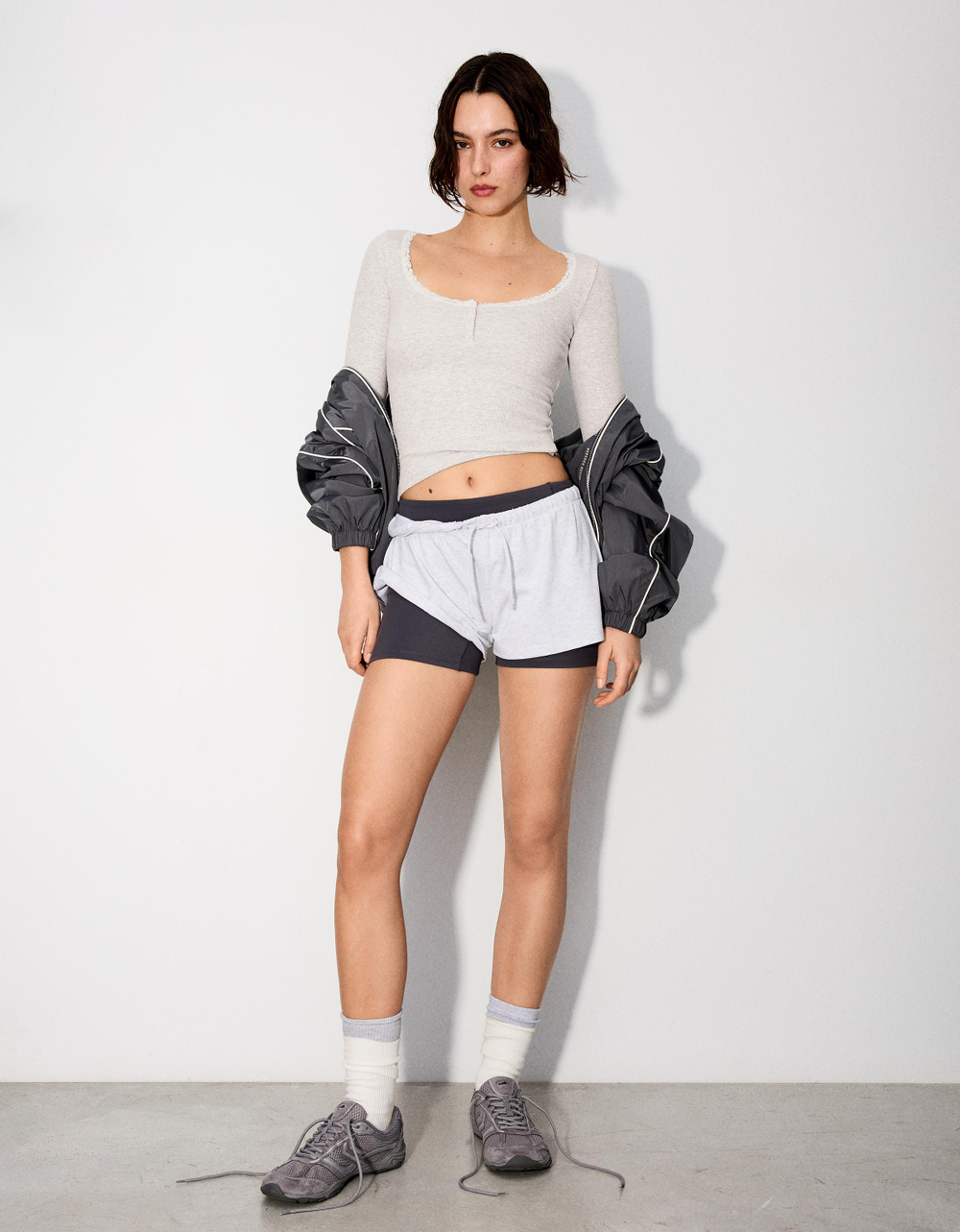 Женский лонгслив с V-образным вырезом и кружевом - BERSHKA