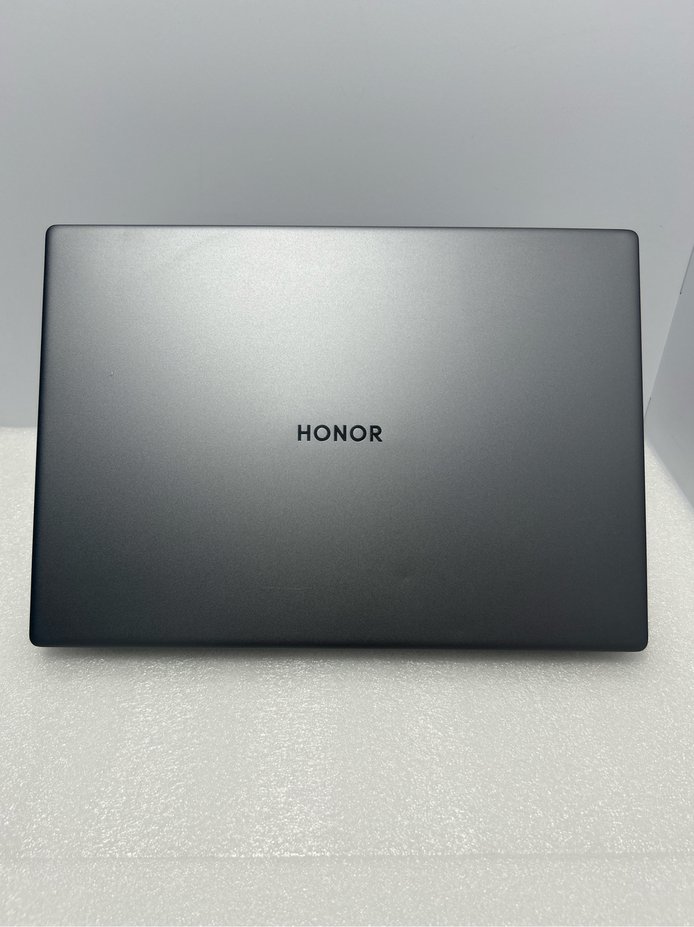 Ноутбук HONOR MagicBook X 16 Pro (5301AGXP) 16"/AMD Ryzen 7 7840HS/RAM 16GB/SSD 512GB/AMD Radeon 780M Graphics/1920x1200/IPS/Windows 11/Подсветка кл-ры: LED/серый космос. Состояние: Уценка/вмятина и царапины на корпусе