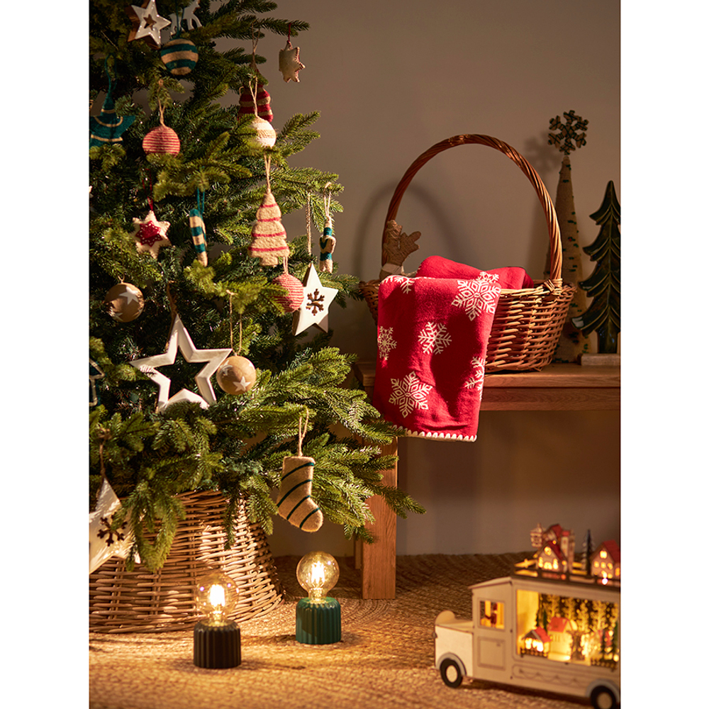 Плед из хлопка с новогодним рисунком Fluffy snowflakes из коллекции New Year Essential, 130х180 см