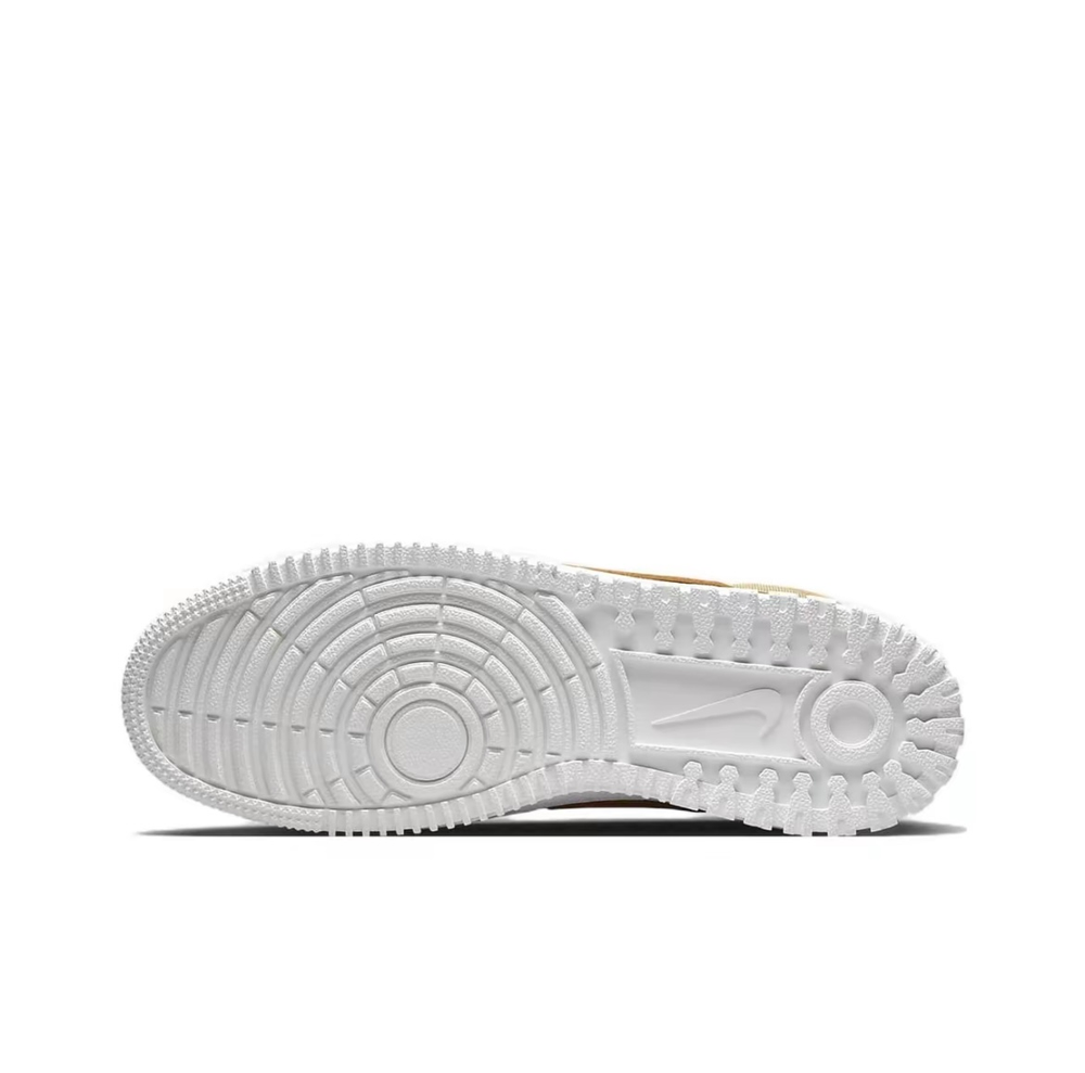 alt="Увеличенные грунтозацепы на подошве Nike Court Vision Mid Winterized DR7882-700"