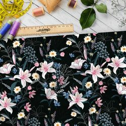 Ткань шифон нарисованные лилии и ромашки на чёрном фоне