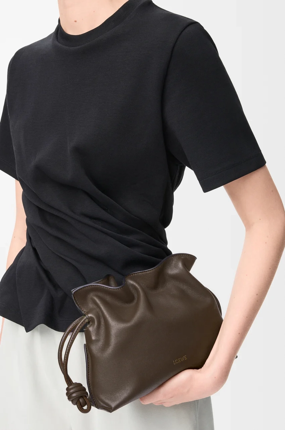 Loewe Мини-клатч Flamenco из телячьей кожи наппа, шоколадный