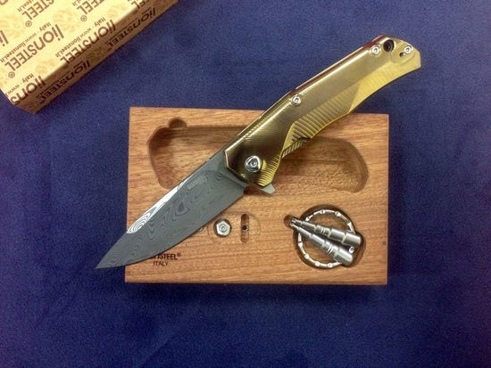 Складной нож Lion Steel "T.R.E." L/TRE-DT GY POL GOLD c клинком из стали Damasteel, рукоять титан / карбон