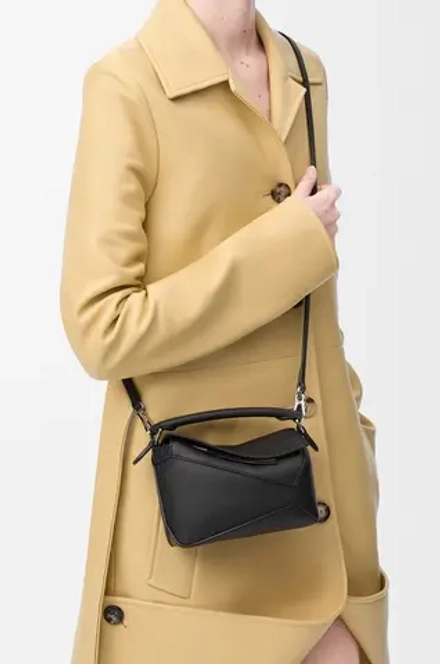 Loewe Мини-сумка Puzzle Edge из классической телячьей кожи, черный