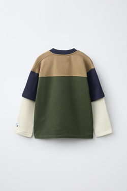 ZARA ТОЛСТОВКА В СТИЛЕ ПРЕППИ С ДВОЙНЫМИ РУКАВАМИ И НОМЕРОМ, ЗЕЛЕНЫЙ/ЭКРЮ