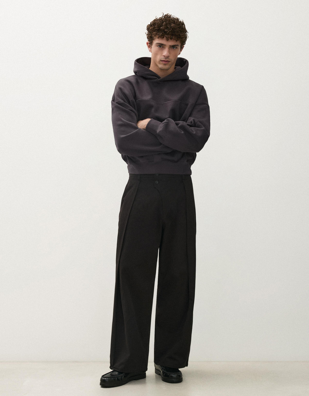 Мужские брюки baggy с перекрёстными складками - BERSHKA