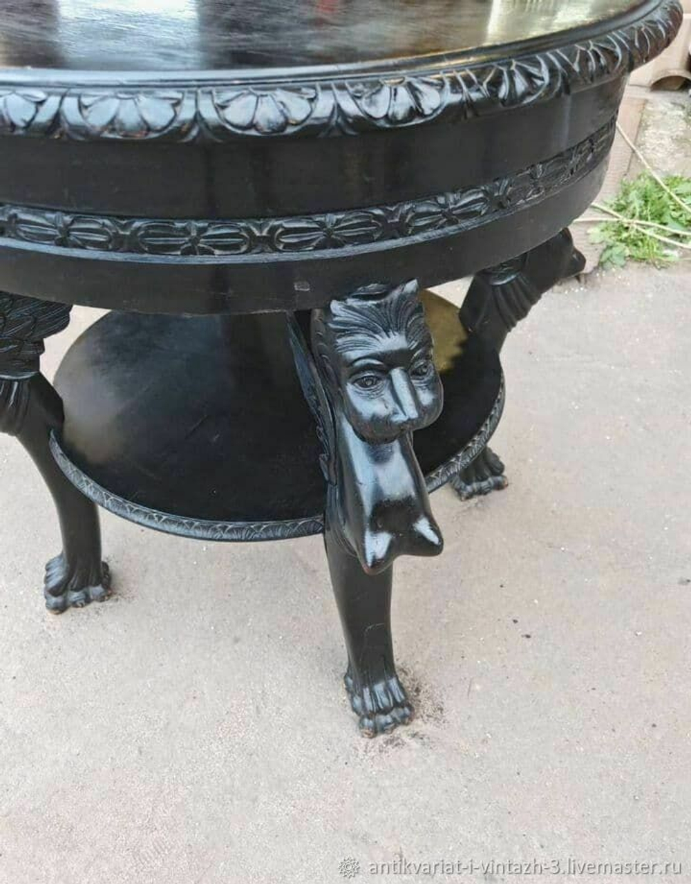 Круглый старинный столик