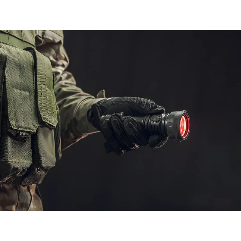 Тактический фонарь Armytek Viking Pro Max Extended Set (тёплый свет) - с красным светофильтром в руке