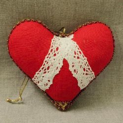 Ёлочная игрушка Сердце с вышивкой