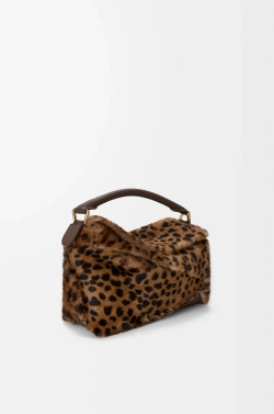 Loewe Маленькая сумка Puzzle Edge из овчины с принтом, бежевый/коричневый