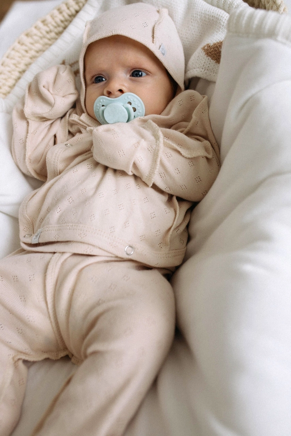 Комплект из ажура из 3 предметов распашонка-ползунки-чепчик