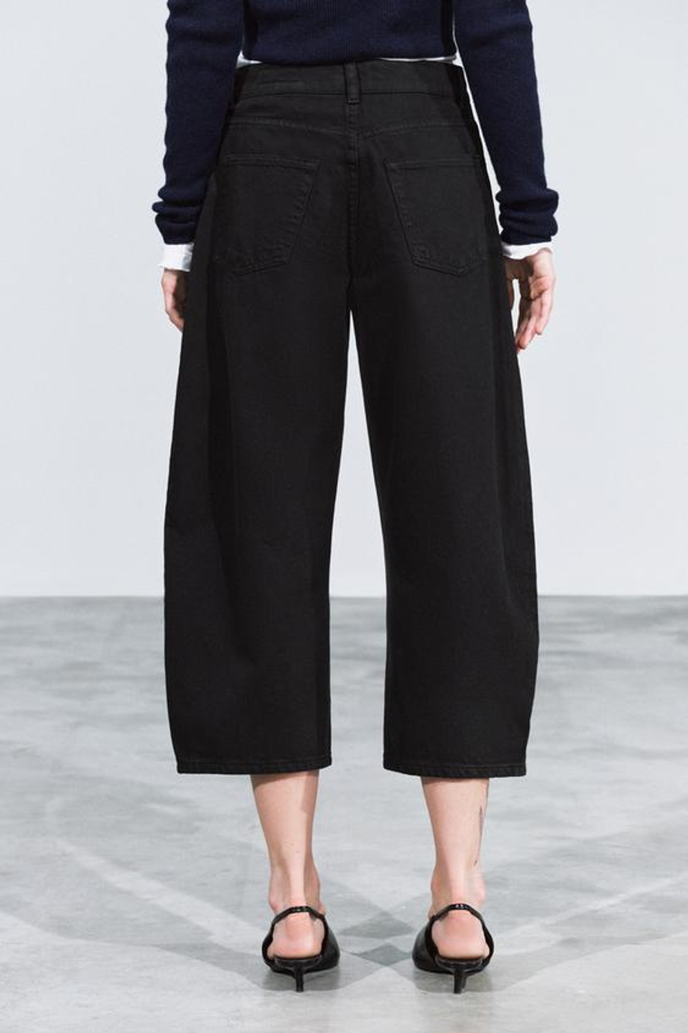 ZARA ДЖИНСЫ КАПРИ BALLOON СО СРЕДНЕЙ ПОСАДКОЙ — ZW COLLECTION, ЧЕРНЫЙ