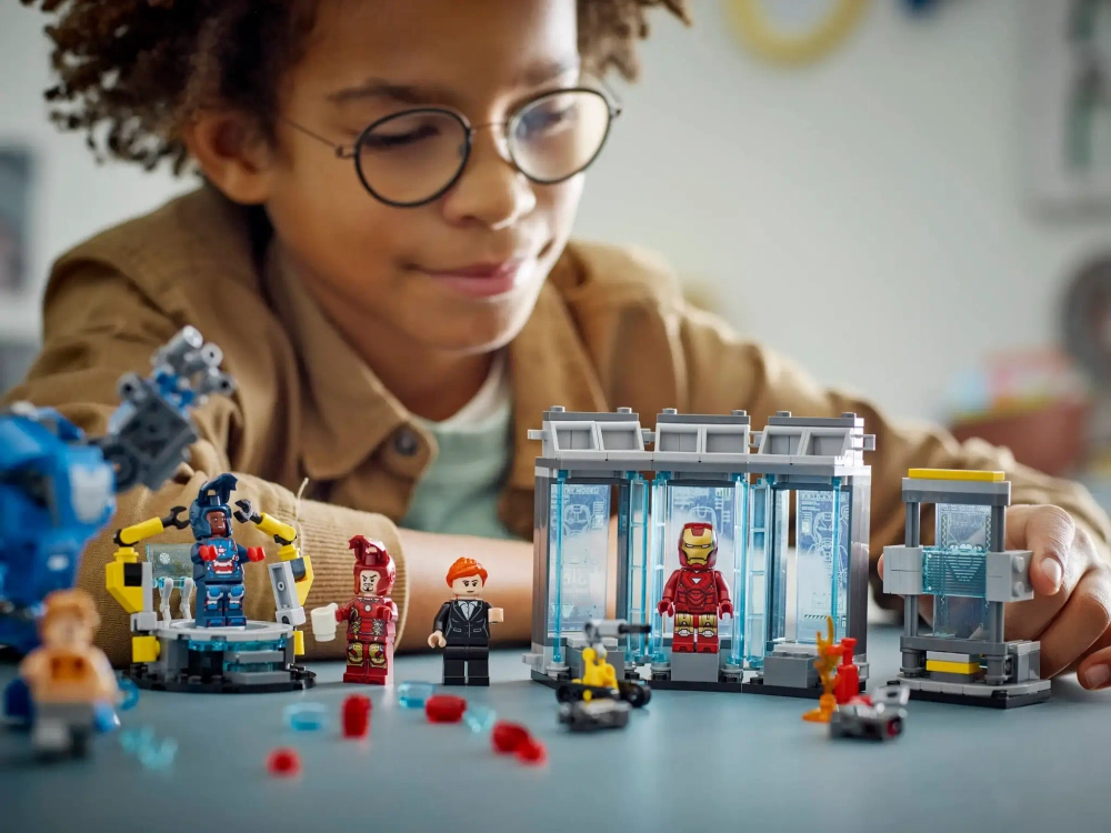 Конструктор LEGO Marvel 76315 Лаборатория Железного человека: Зал доспехов