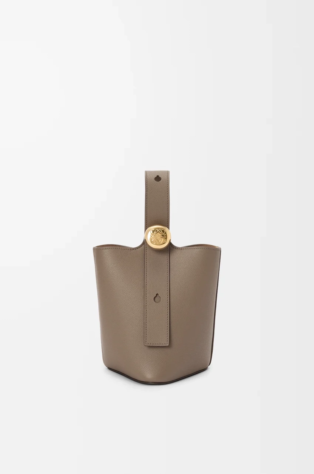 Loewe Мини-сумка-ведро Pebble из мягкой зернистой телячьей кожи, серо-коричневый