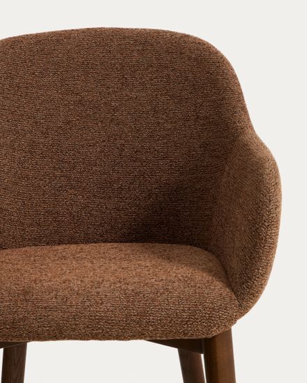 Стул Meila с подлокотниками из терракотовой синели и ножками из ясеня с отделкой под орех